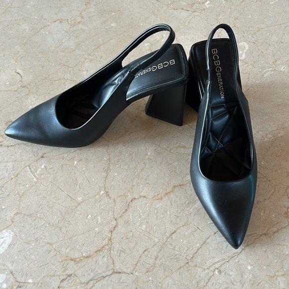 BCBGeneration Trina Pump size 5 . 3.5 inch block heel. Black - Picture 2 of 9